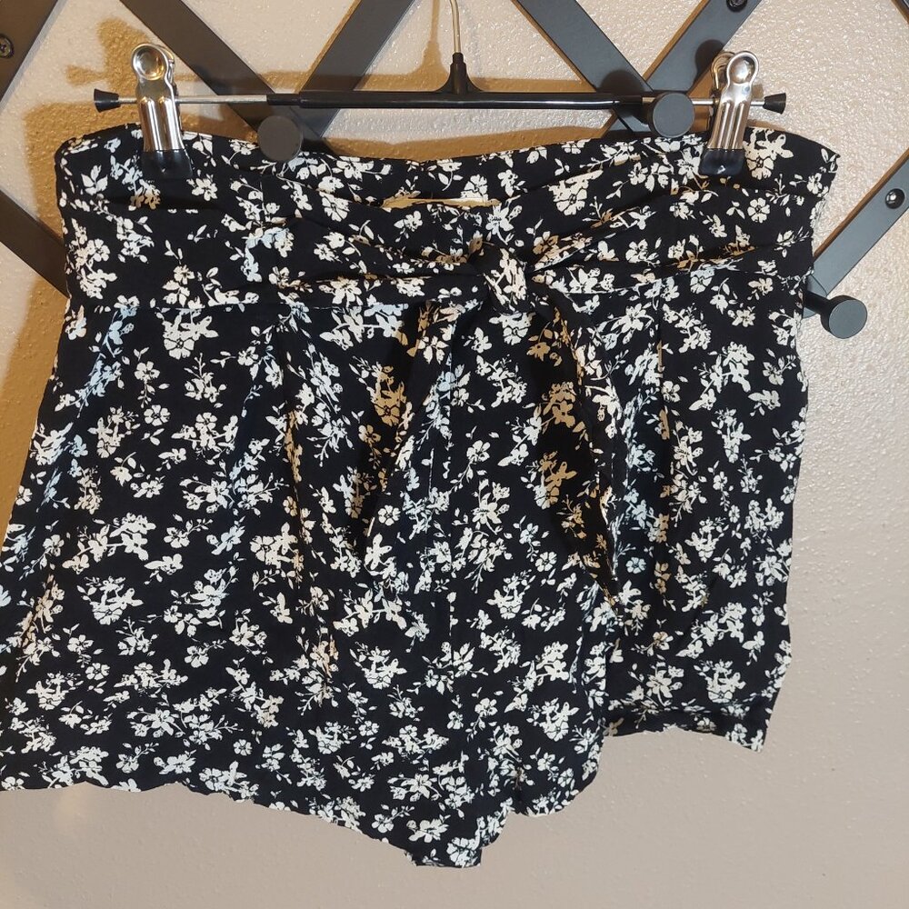 Tie waist floral shorts